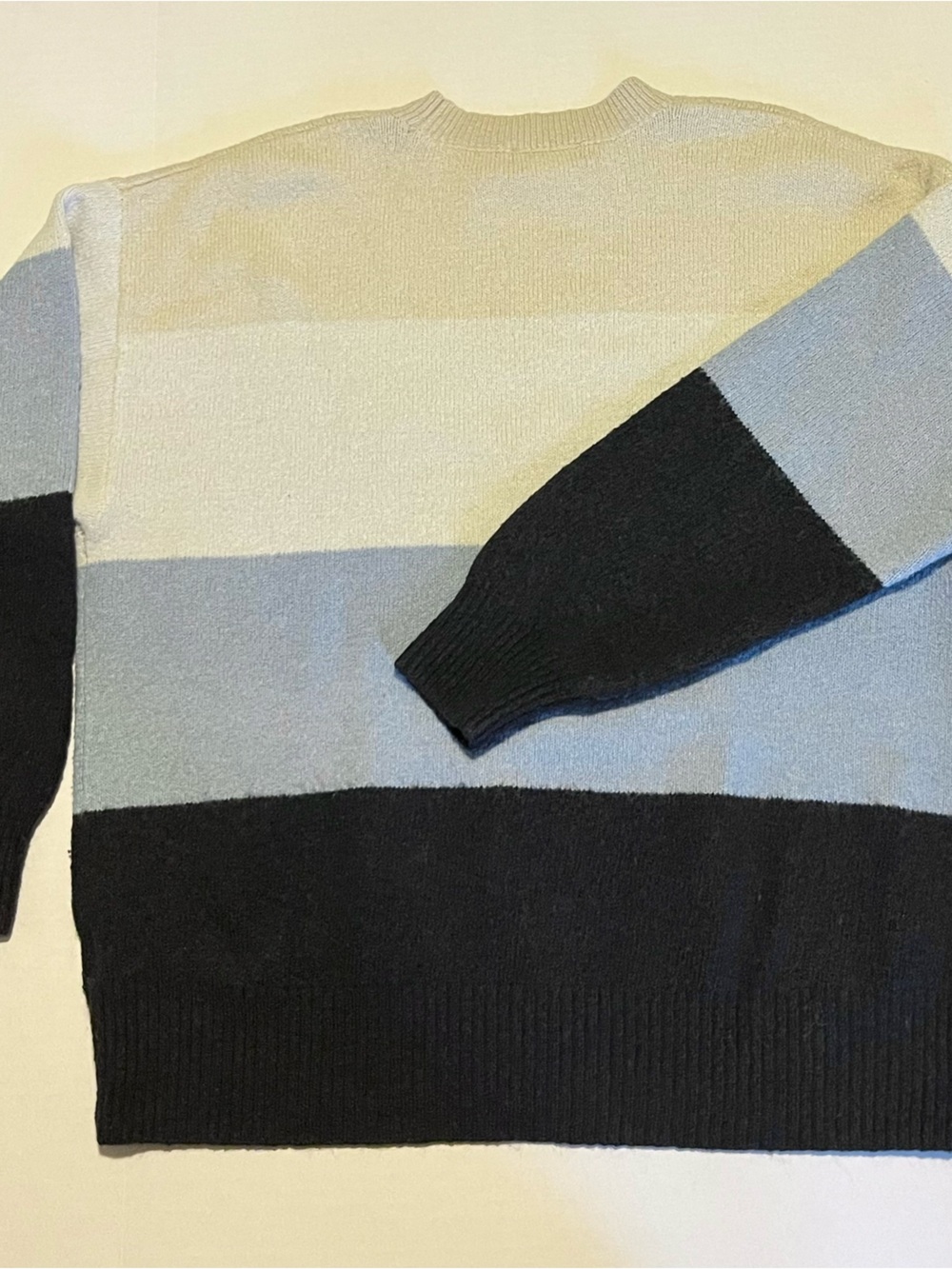 H & M Sweater - M
Colour Block - Picture 2 of 6
